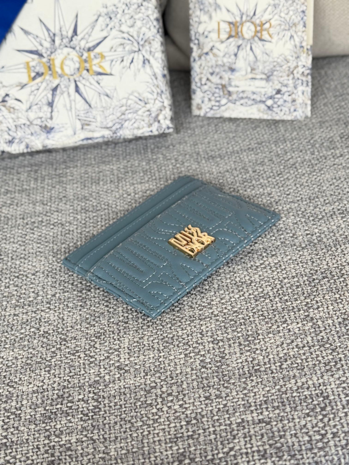 FREESIA CARD HOLDER 10 IN BABY BLUE QUILTED ALLOVER CALFSKIN