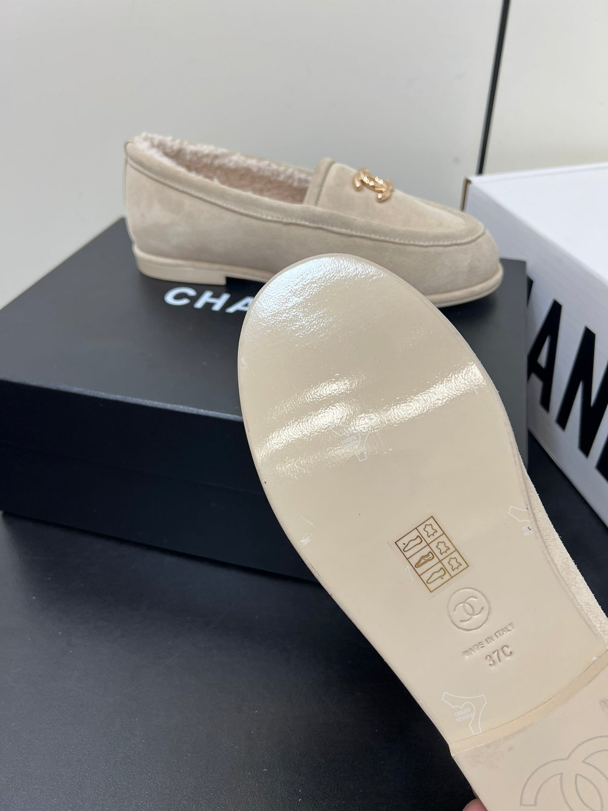 LOAFER IN BEIGE SUEDE AND SOLF FLEECE LINING