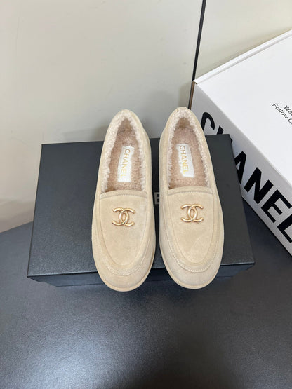 LOAFER IN BEIGE SUEDE AND SOLF FLEECE LINING