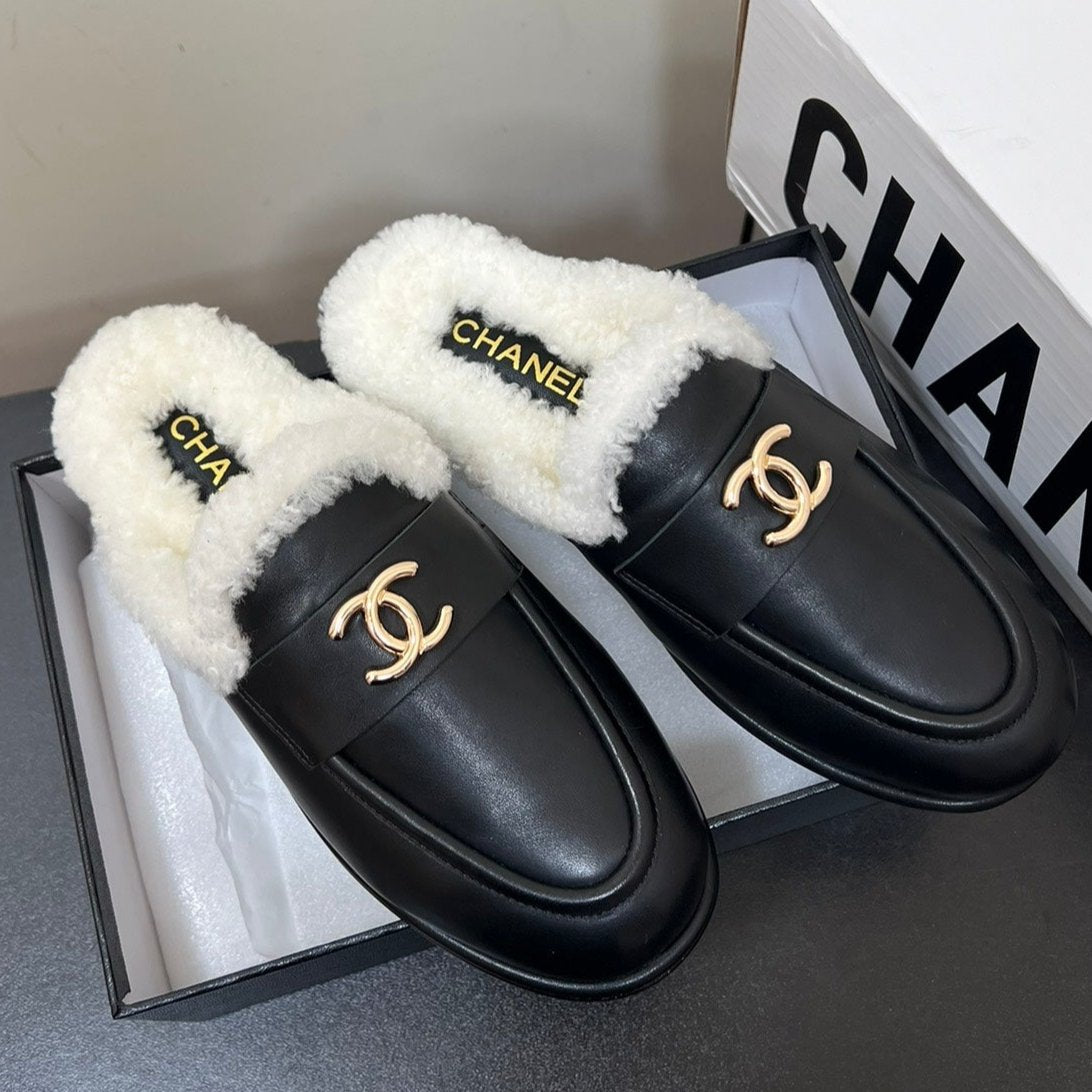 LOAFERS MULE IN BLACK CALFSKIN AND WHITE FLEECE LINING