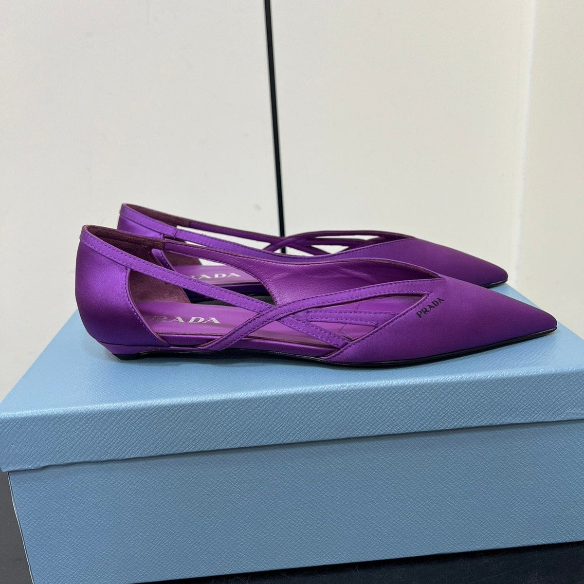 CUT-OUT BALLERINAS IN VIOLET SATIN