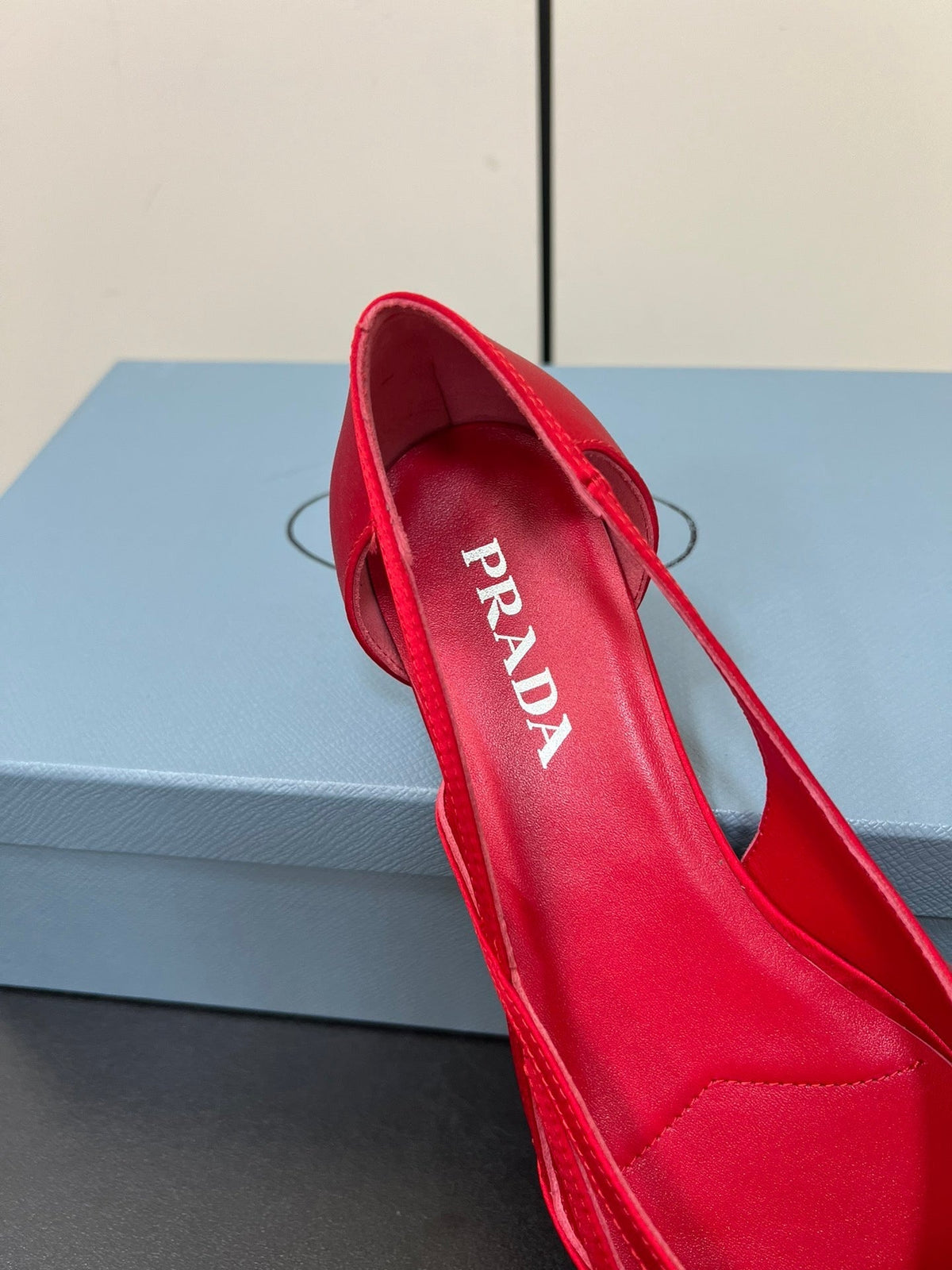 CUT-OUT BALLERINAS IN RED SATIN