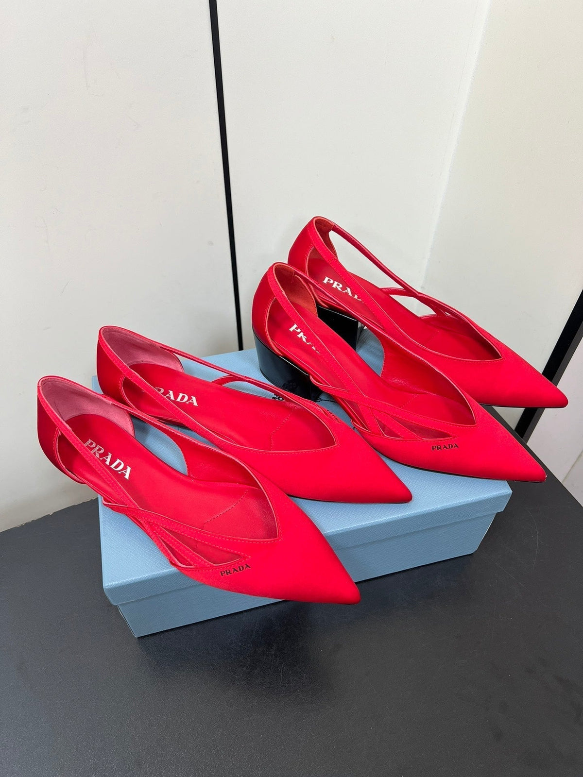 CUT-OUT BALLERINAS IN RED SATIN