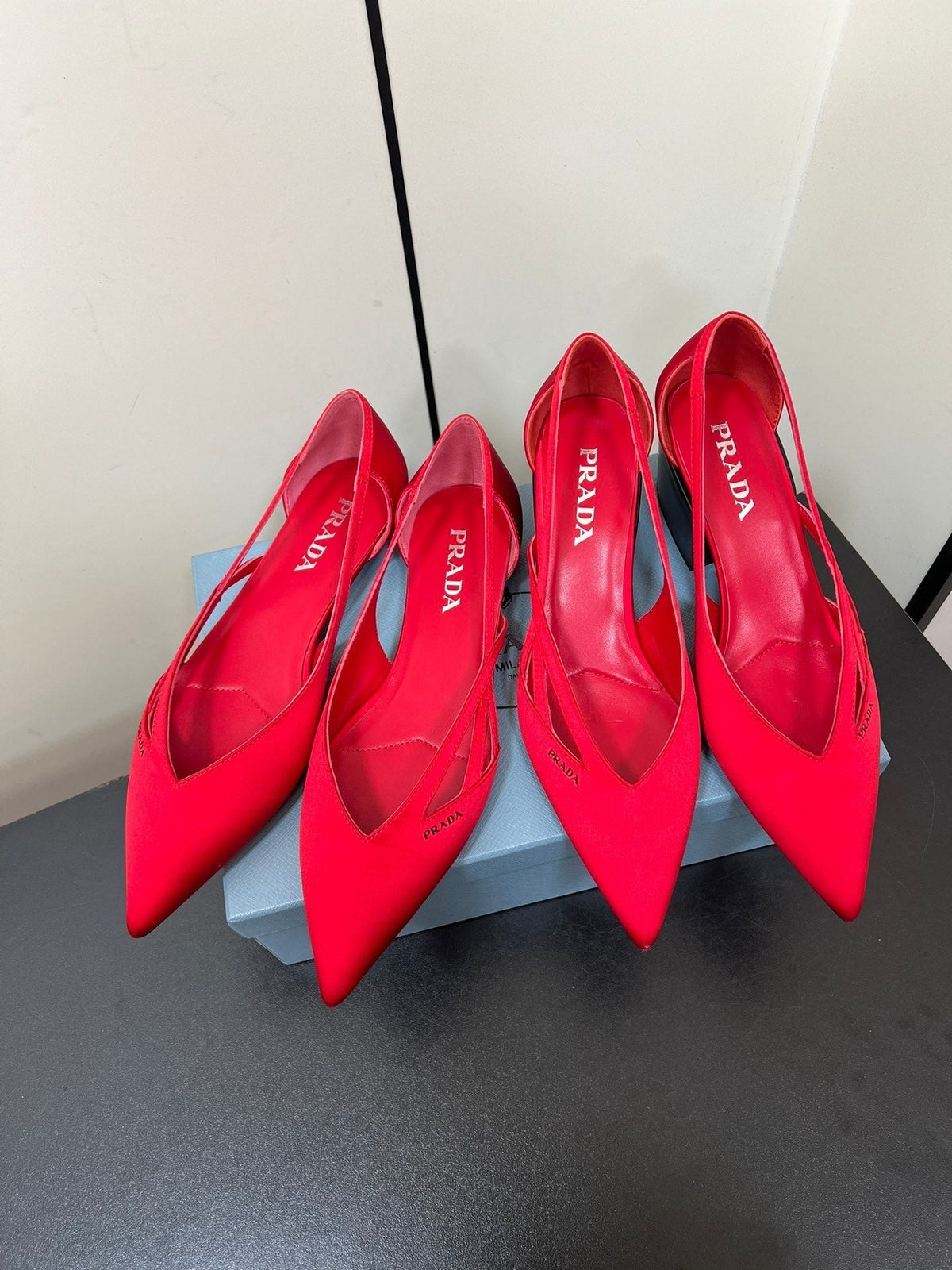 CUT-OUT BALLERINAS IN RED SATIN