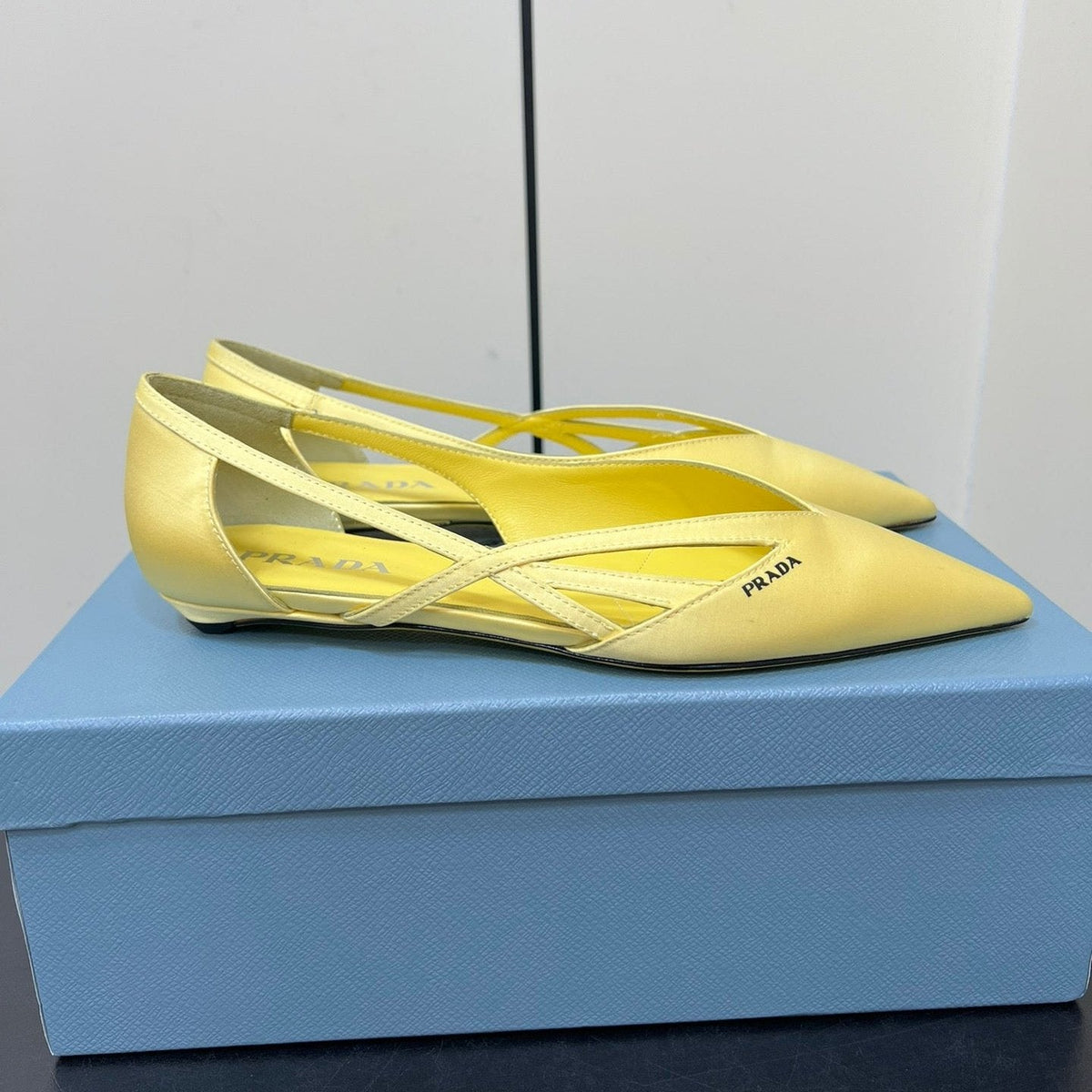 CUT-OUT BALLERINAS IN LIGHT YELLOW SATIN