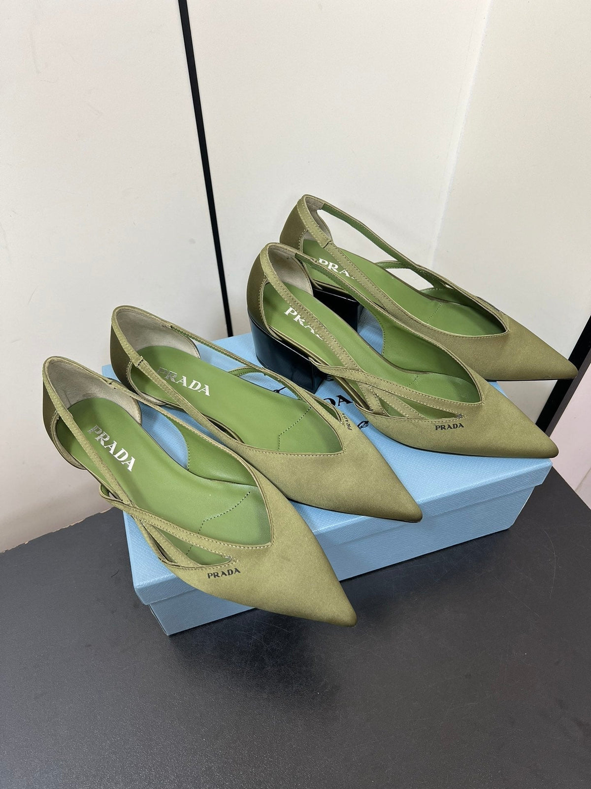 CUT-OUT BALLERINAS IN OLIVE GREEN SATIN