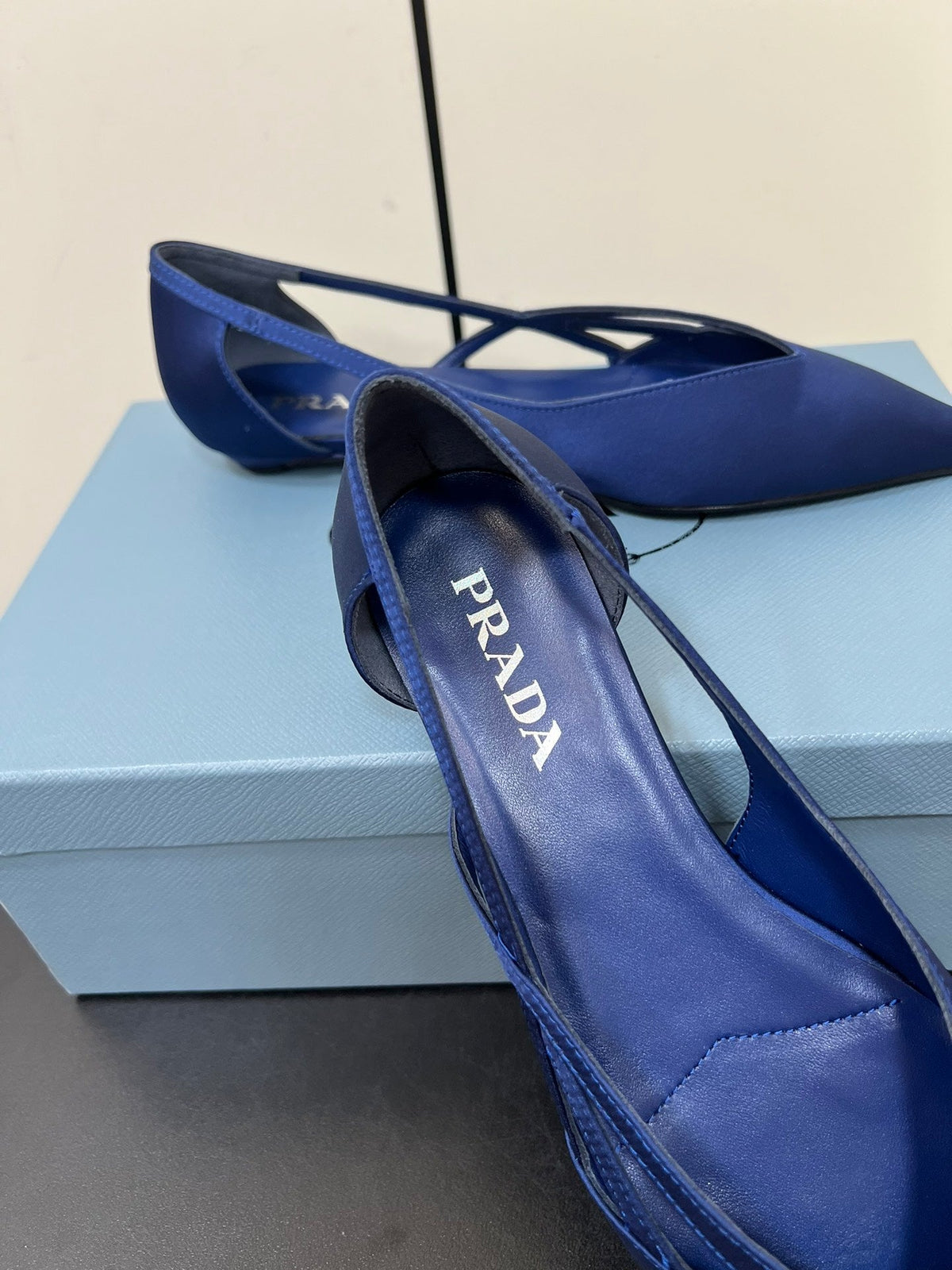 CUT-OUT BALLERINAS IN NAVY BLUE SATIN