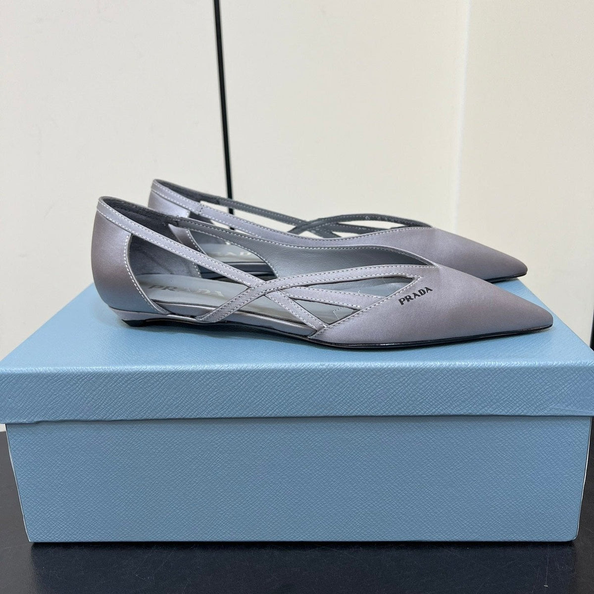 CUT-OUT BALLERINAS IN WARM GRAY SATIN