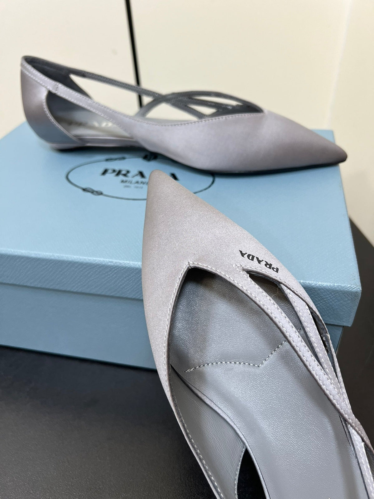 CUT-OUT BALLERINAS IN WARM GRAY SATIN