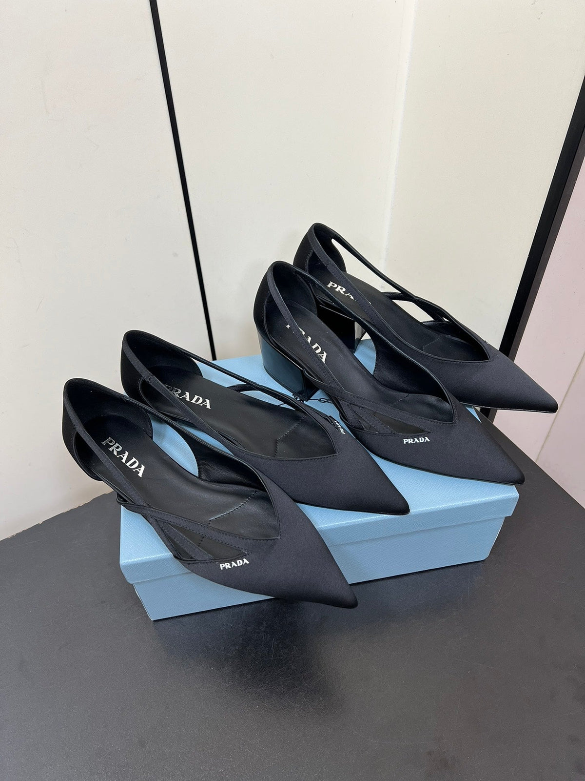 CUT-OUT BALLERINAS IN BLACK SATIN