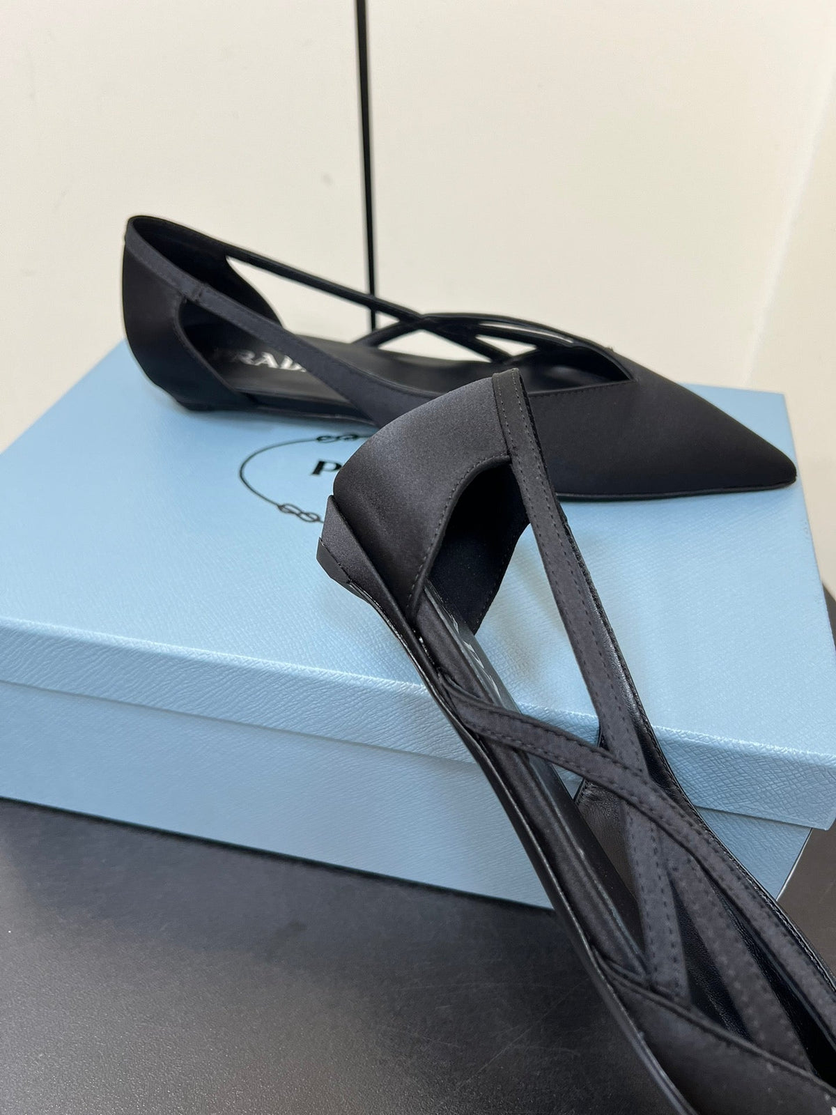 CUT-OUT BALLERINAS IN BLACK SATIN
