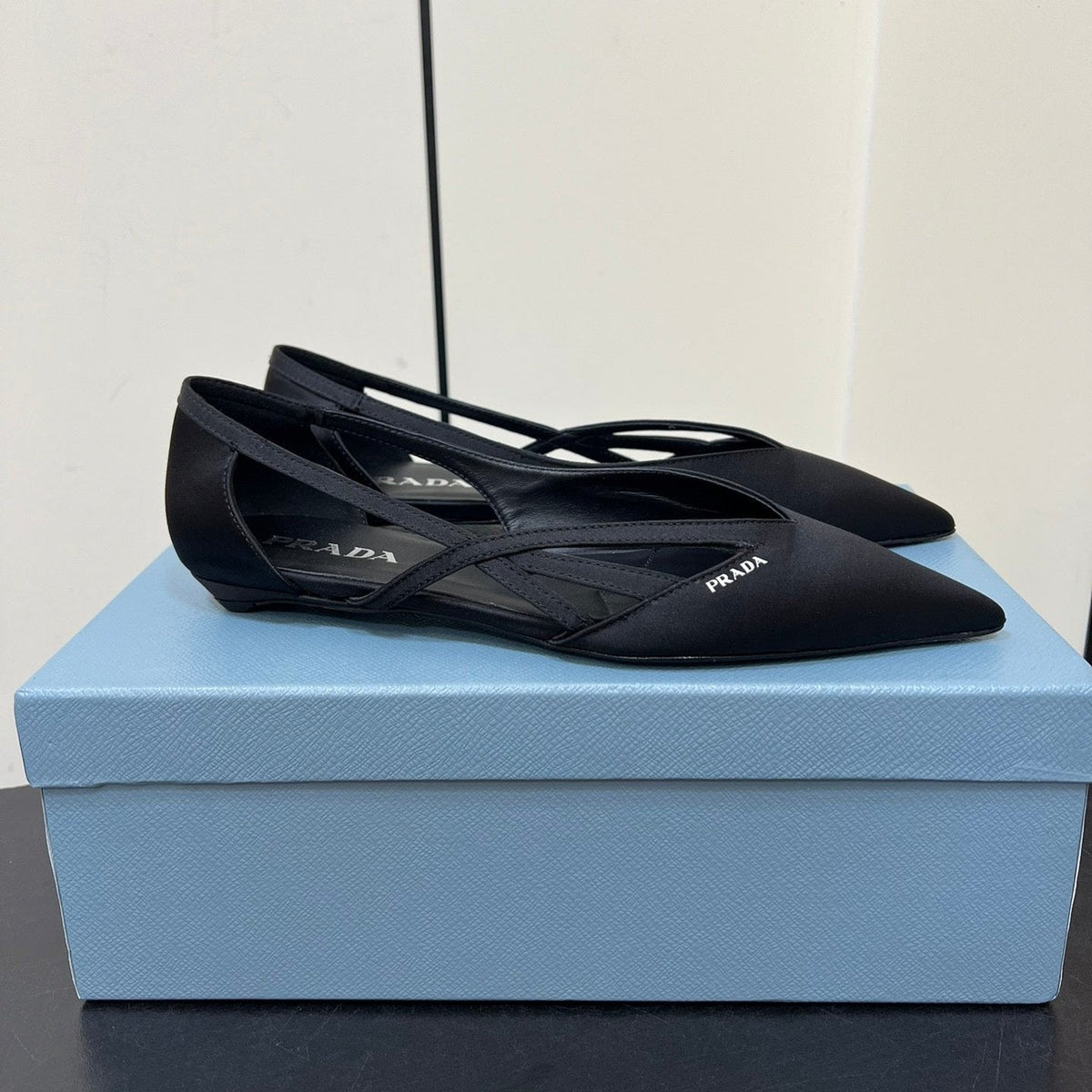 CUT-OUT BALLERINAS IN BLACK SATIN
