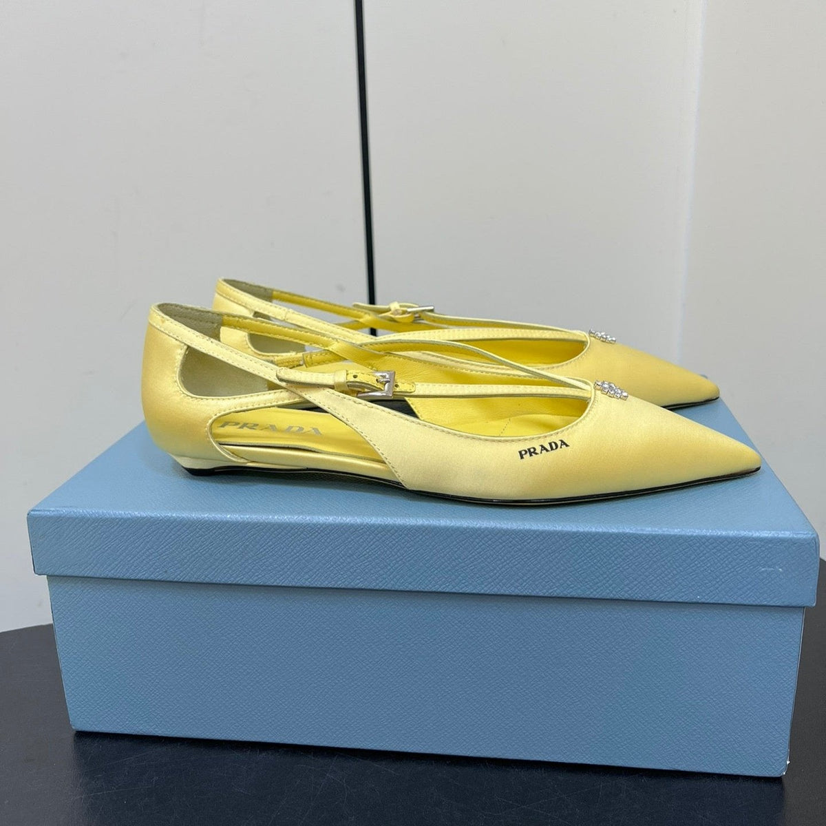 CUT-OUT BALLERINA FLAT IN LIGHT YELLOW SATIN ATTACHED BEAD BUCKLE
