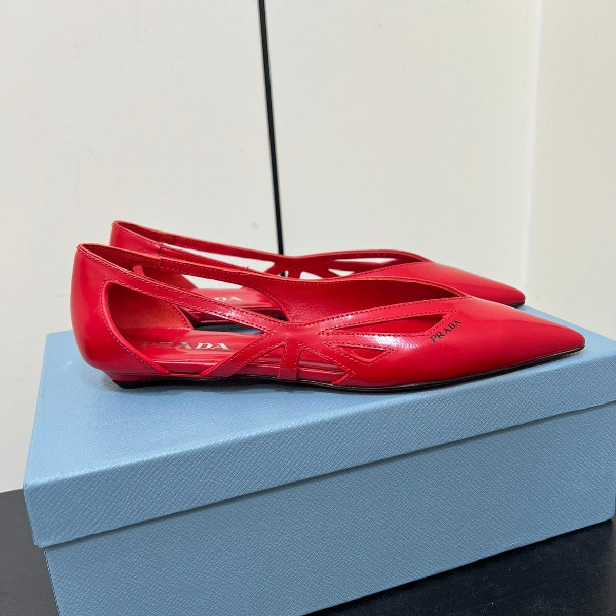 BRUSHED CUT-OUT BALLERINA FLAT IN RED CALFSKIN