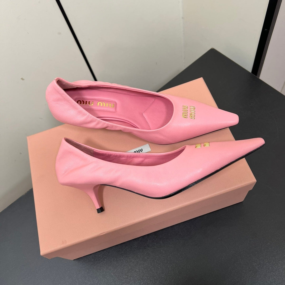 POINTED-TOE MID HEEL PUMPS IN PINK SMOOTH LAMBSKIN
