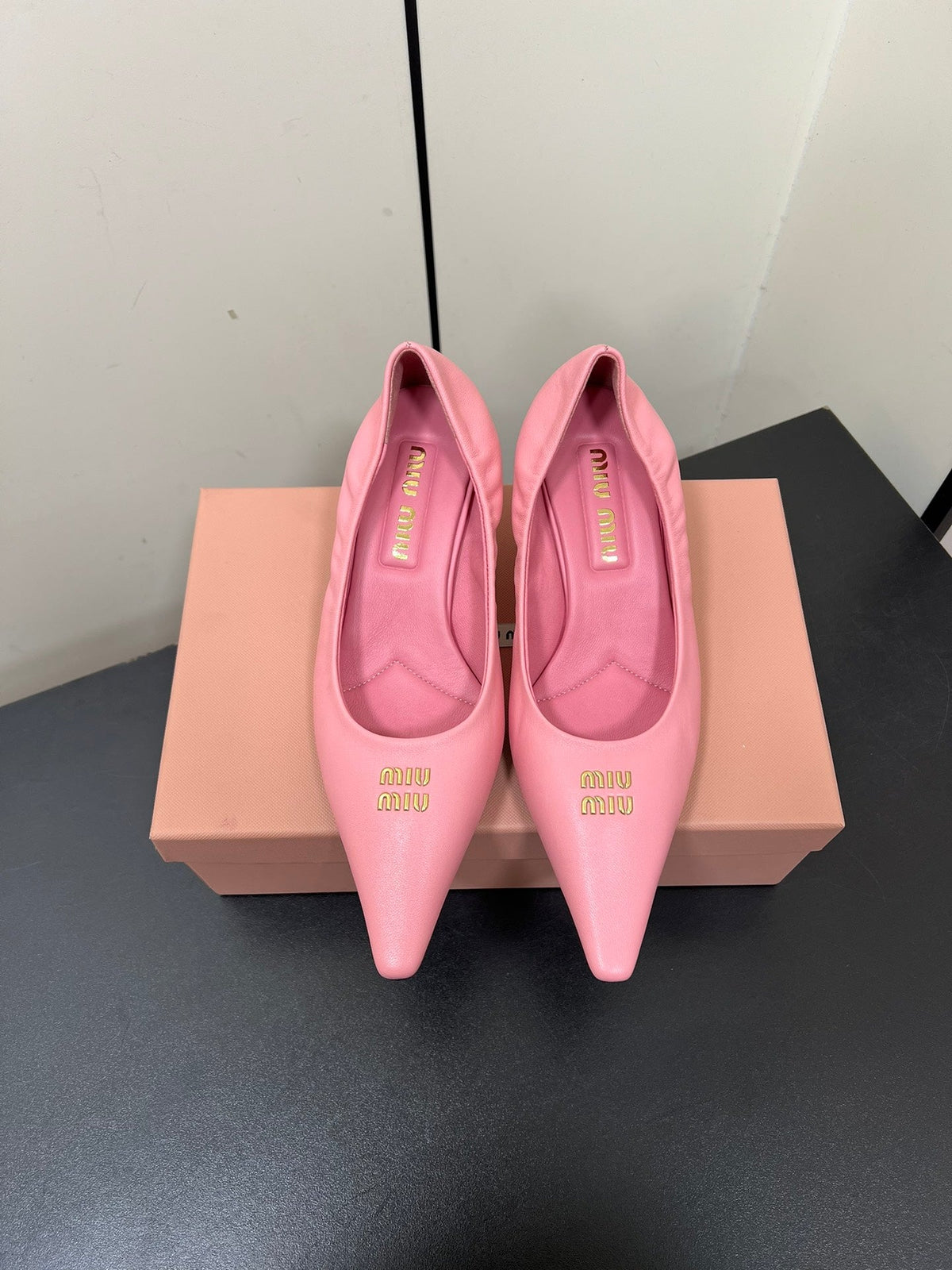 POINTED-TOE MID HEEL PUMPS IN PINK SMOOTH LAMBSKIN