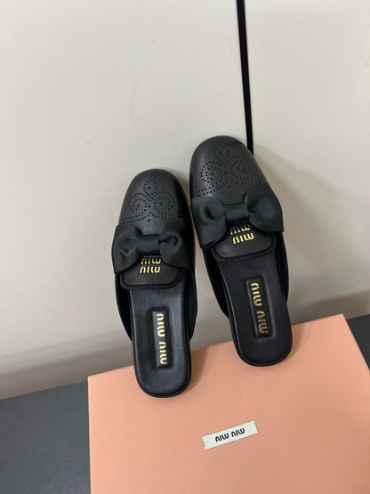 BOW MULES IN BLACK SHEEPSKIN