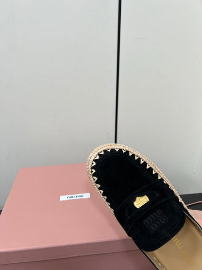 MULES SLIPPERS IN BLACK SUEDE WITH GOLD COIN