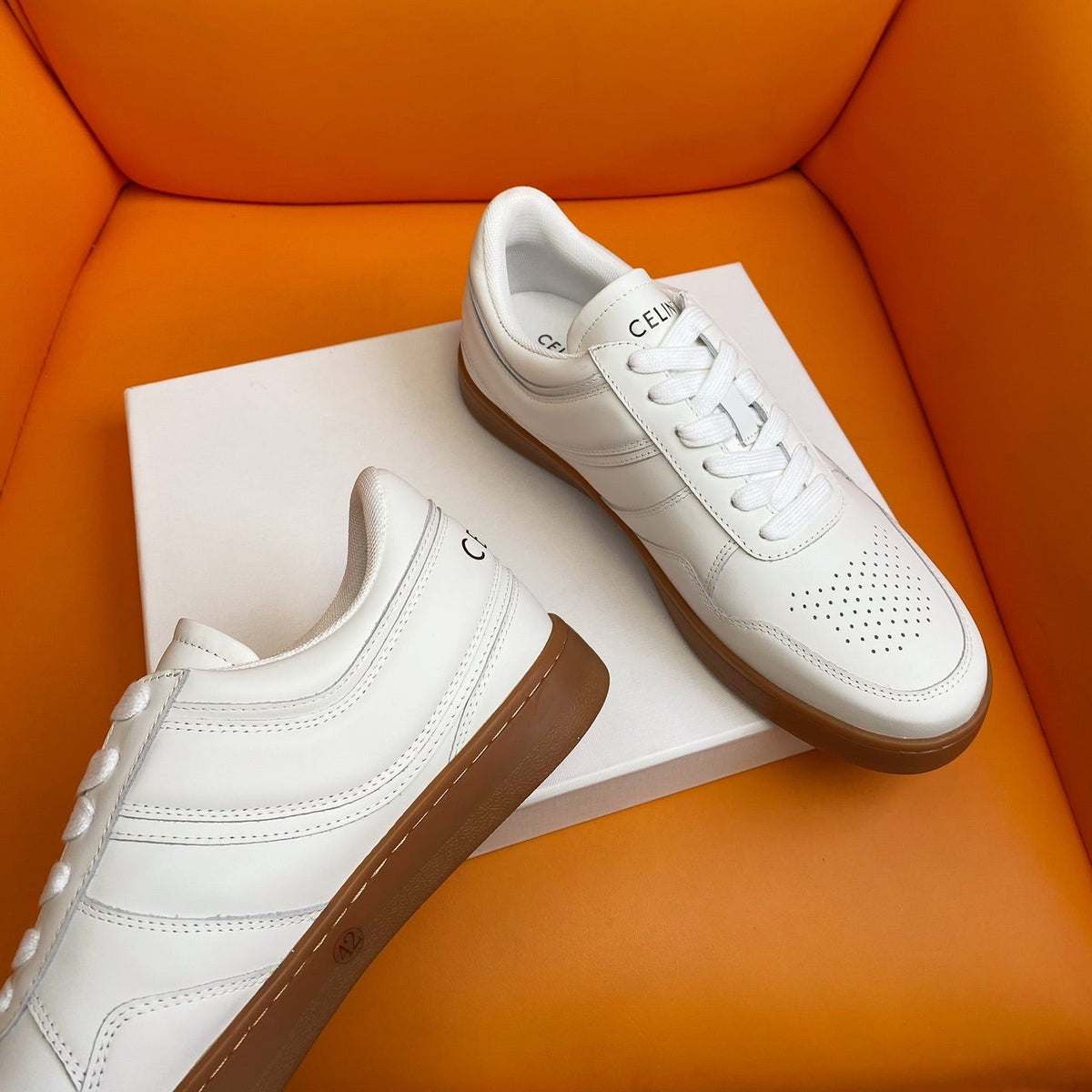 TRAINER LOW LACE-UP SNEAKER IN CALFSKIN OPTIC WHITE TAN