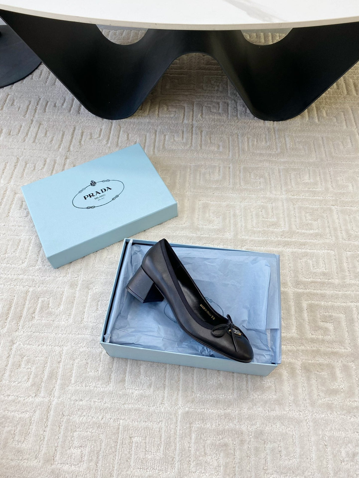 BALLERINA PUMPS WITH TRIANGLE LOGO AND BOW IN BLACK CALFSKIN