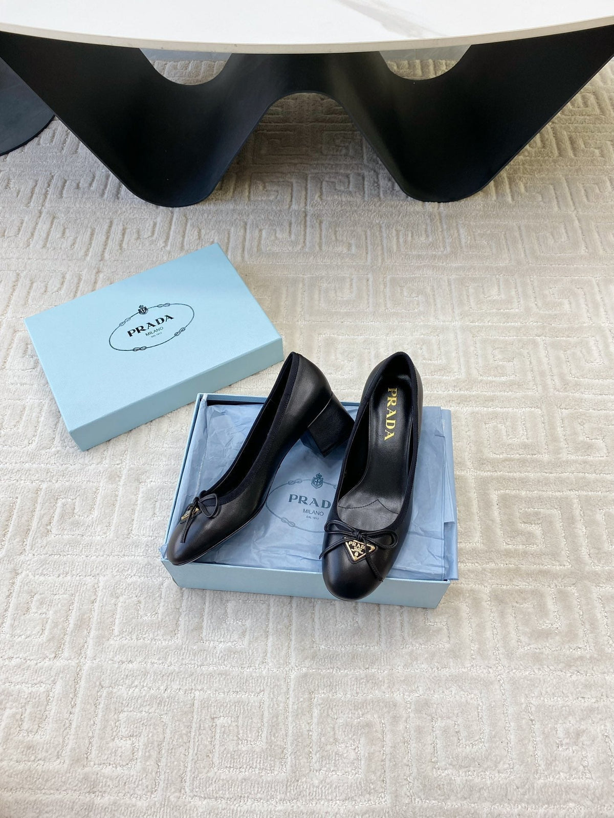 BALLERINA PUMPS WITH TRIANGLE LOGO AND BOW IN BLACK CALFSKIN