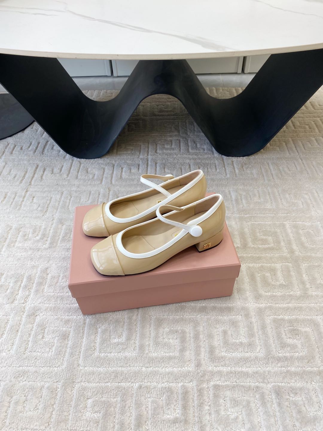 MARY JANE PUMPS IN BEIGE GLOSSY SHEEPSKIN