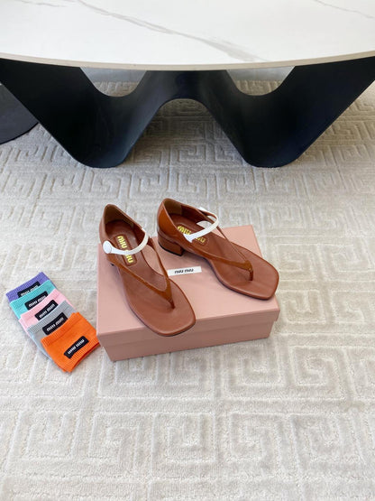 HIGH HEEL THONG SANDALS IN SMOKY UMBER GLOSSY SHEEPSKIN