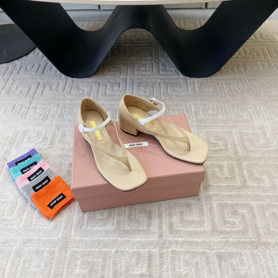 MID-HEEL THONG SANDALS IN BEIGE GLOSSY SHEEPSKIN