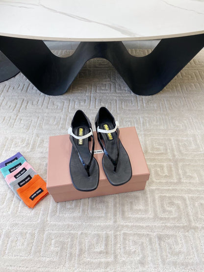 MID-HEEL THONG SANDALS IN BLACK GLOSSY SHEEPSKIN