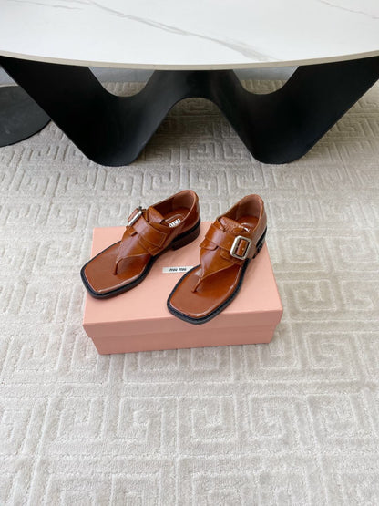 THONG SANDALS IN SIENNA BROWN SHINY LAMBSKIN WITH SILVER BUCKLE