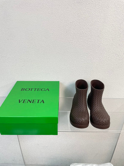 FIREMAN BOOTS IN CHOCOLATE BROWN RUBBER WITH ICONIC INTRECCIO MOTIF