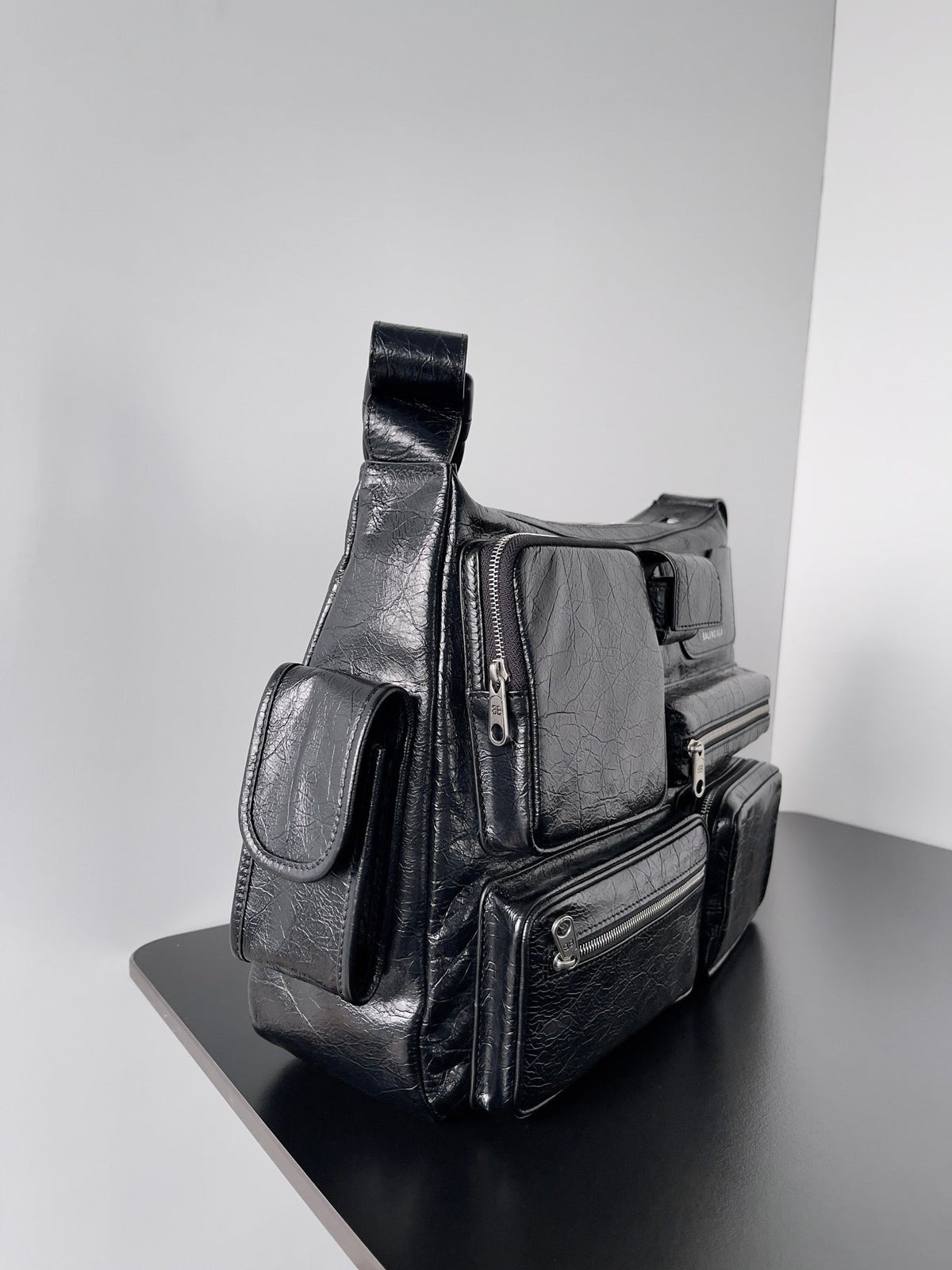 SUPERBUSY MESSENGER BAG 33 IN BLACK ARENA LAMBSKIN