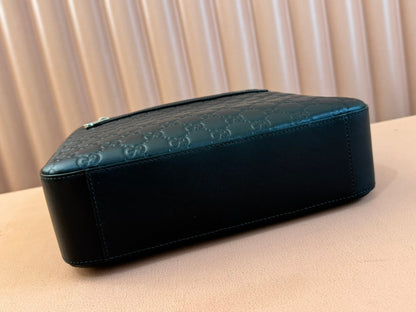 SIGNATURE MESSENGER BAG 28 IN BLACK GG CALFSKIN