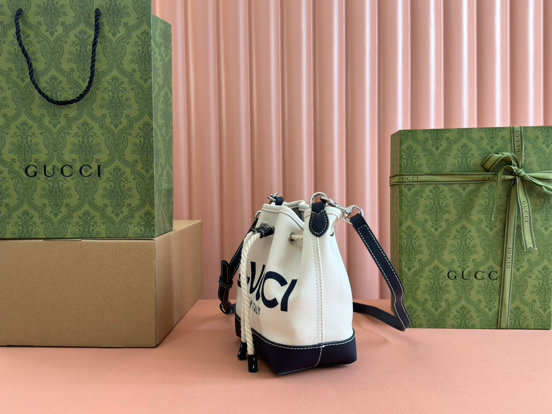 SMALL DRAWSTRING SHOULDER BAG 21 IN WHITE CANVAS DARK BLUE CALFSKIN