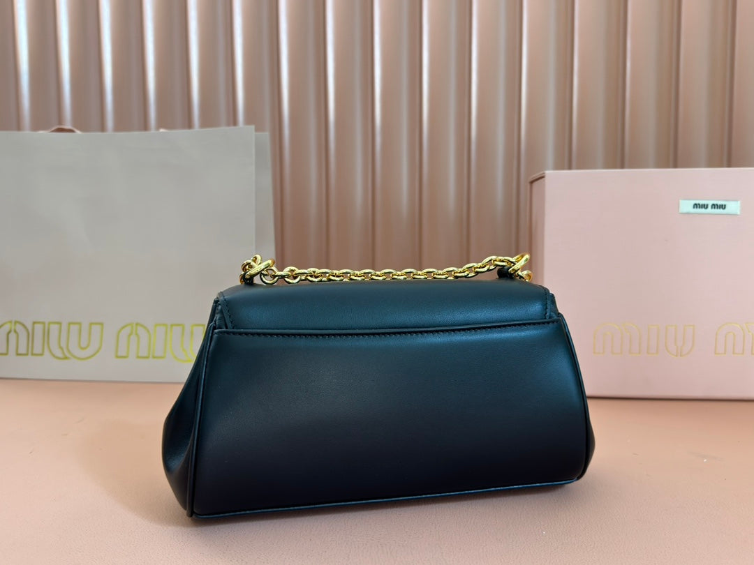 CHAIN SHOULDER BAG 24 IN BLACK PATENT SMOOTH CALFSKIN