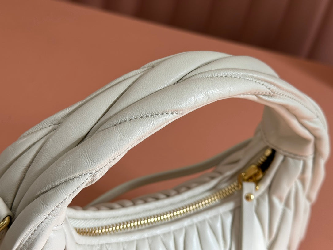 WANDER MATELASSÉ HANDBAG 23 IN WHITE LAMBSKIN