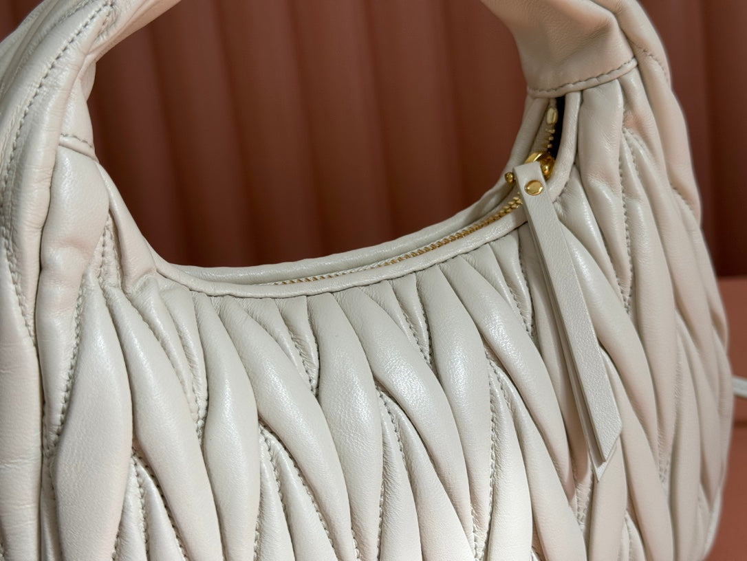 WANDER MATELASSÉ HANDBAG 23 IN WHITE LAMBSKIN