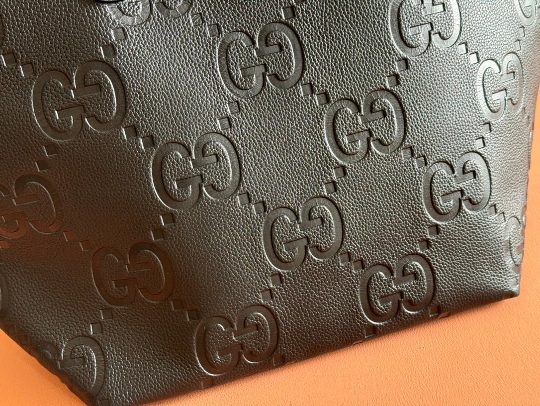 EMBLEM MEDIUM TOTE BAG 30 IN BLACK GG CALFSKIN