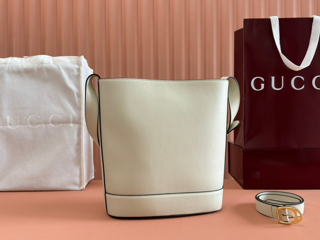 73 MEDIUM BUCKET BAG 27.5 IN OFF WHITE SMOOTH CALFSKIN