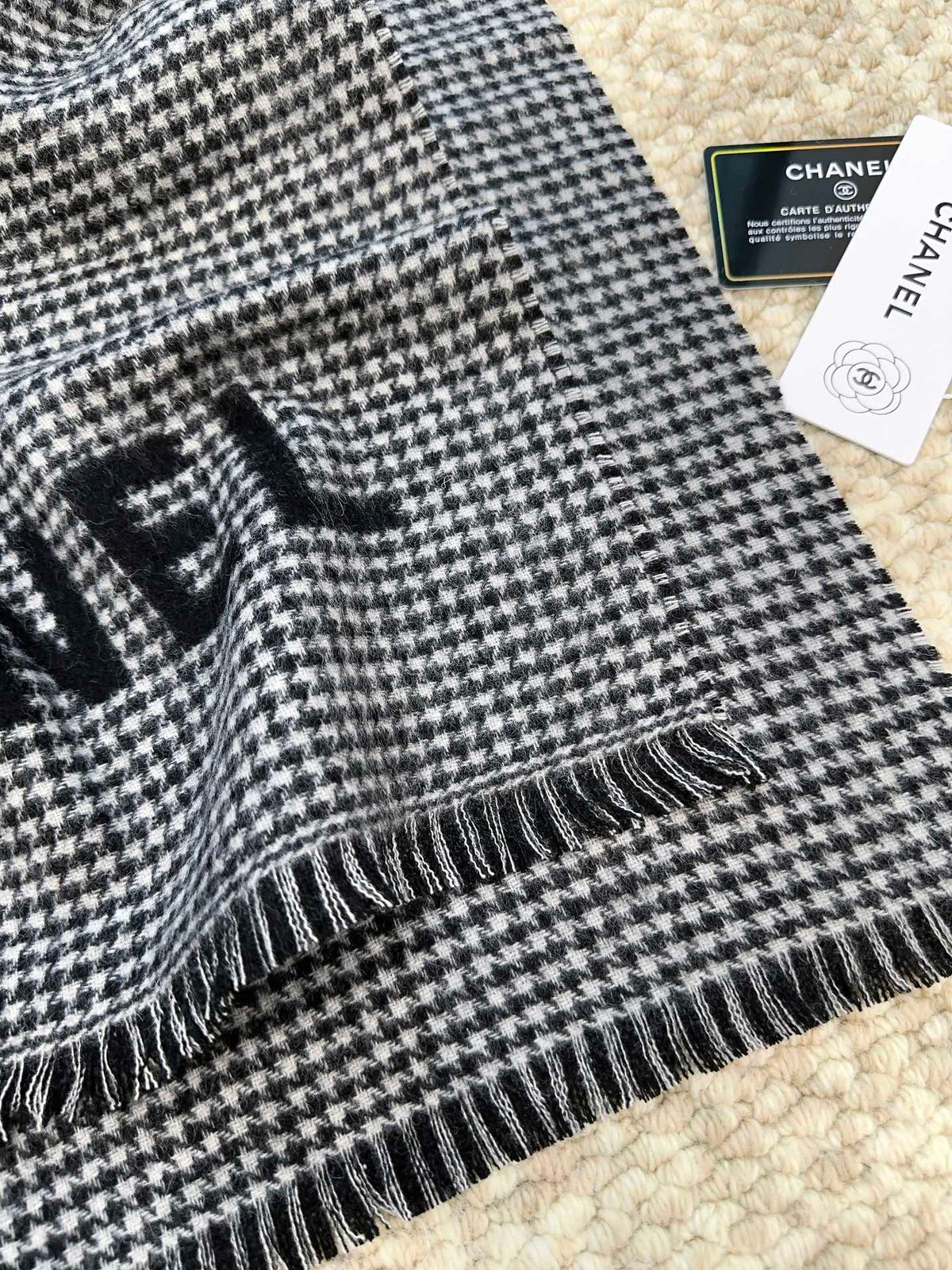HOUNDSTOOTH SCARF 185 CM IN BLACK CASHMERE 393123