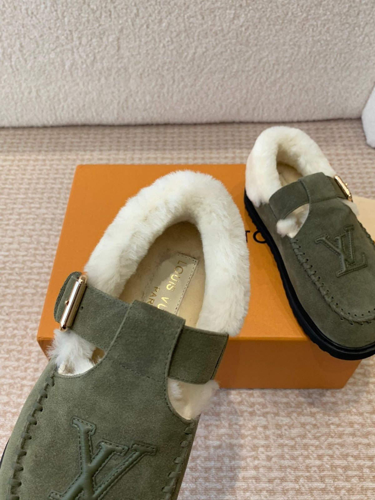 COLORADO COMFORT MARY JANE IN ARMY GREEN SUEDE AND SHEARLING LINING