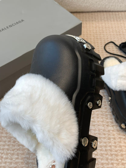PLATFORM MULES IN BLACK RUBBER MIX RABBIT FUR SILVER HARDWARE