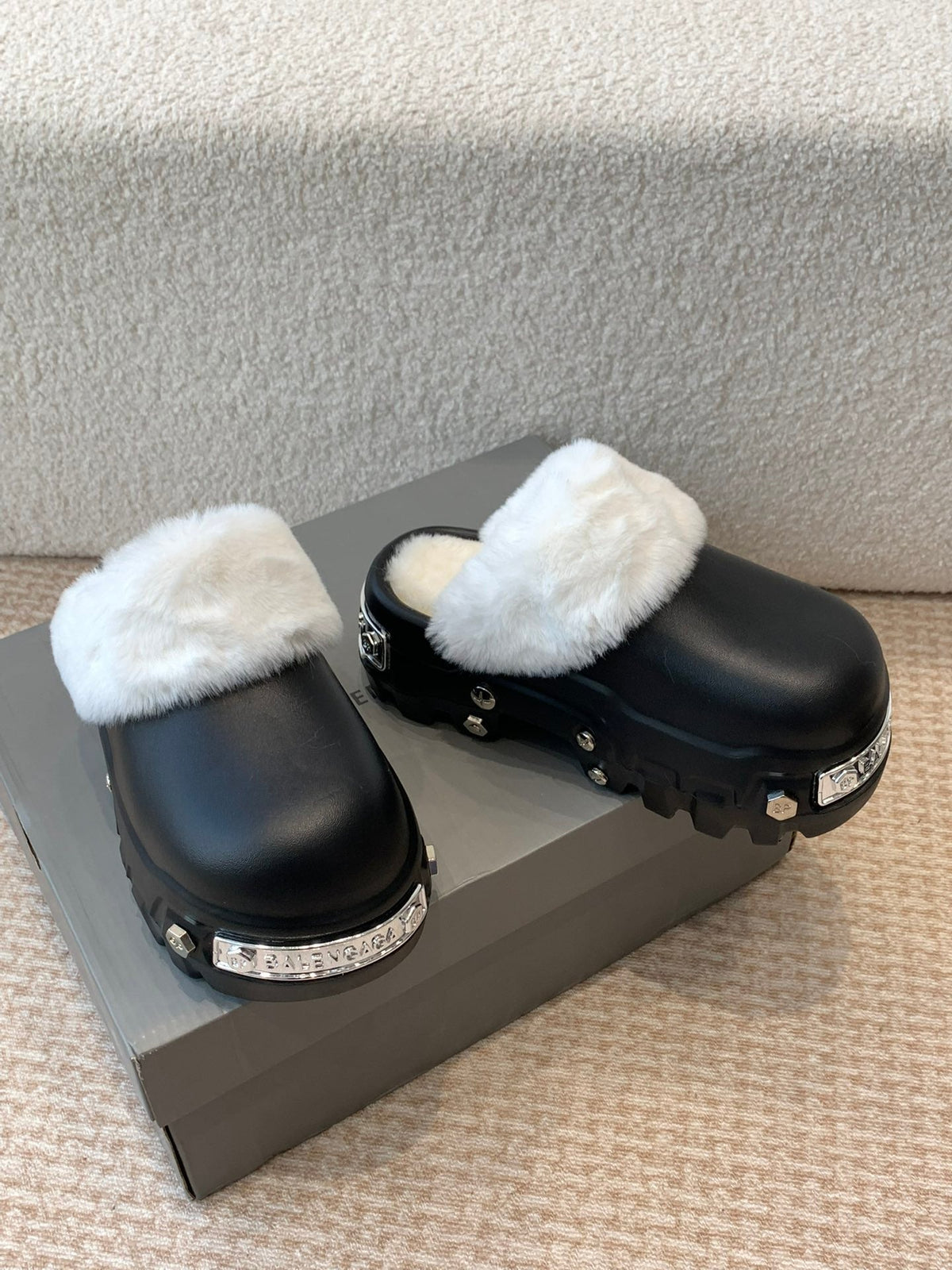 PLATFORM MULES IN BLACK RUBBER MIX RABBIT FUR SILVER HARDWARE