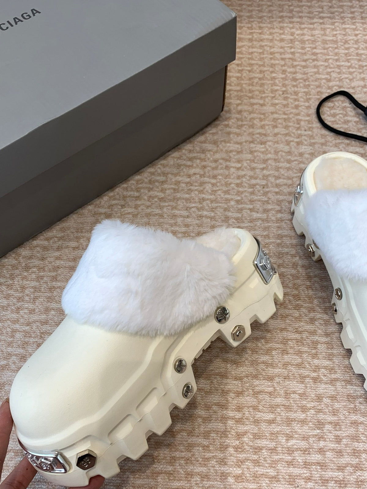 PLATFORM MULES IN BEIGE RUBBER MIX RABBIT FUR SILVER HARDWARE