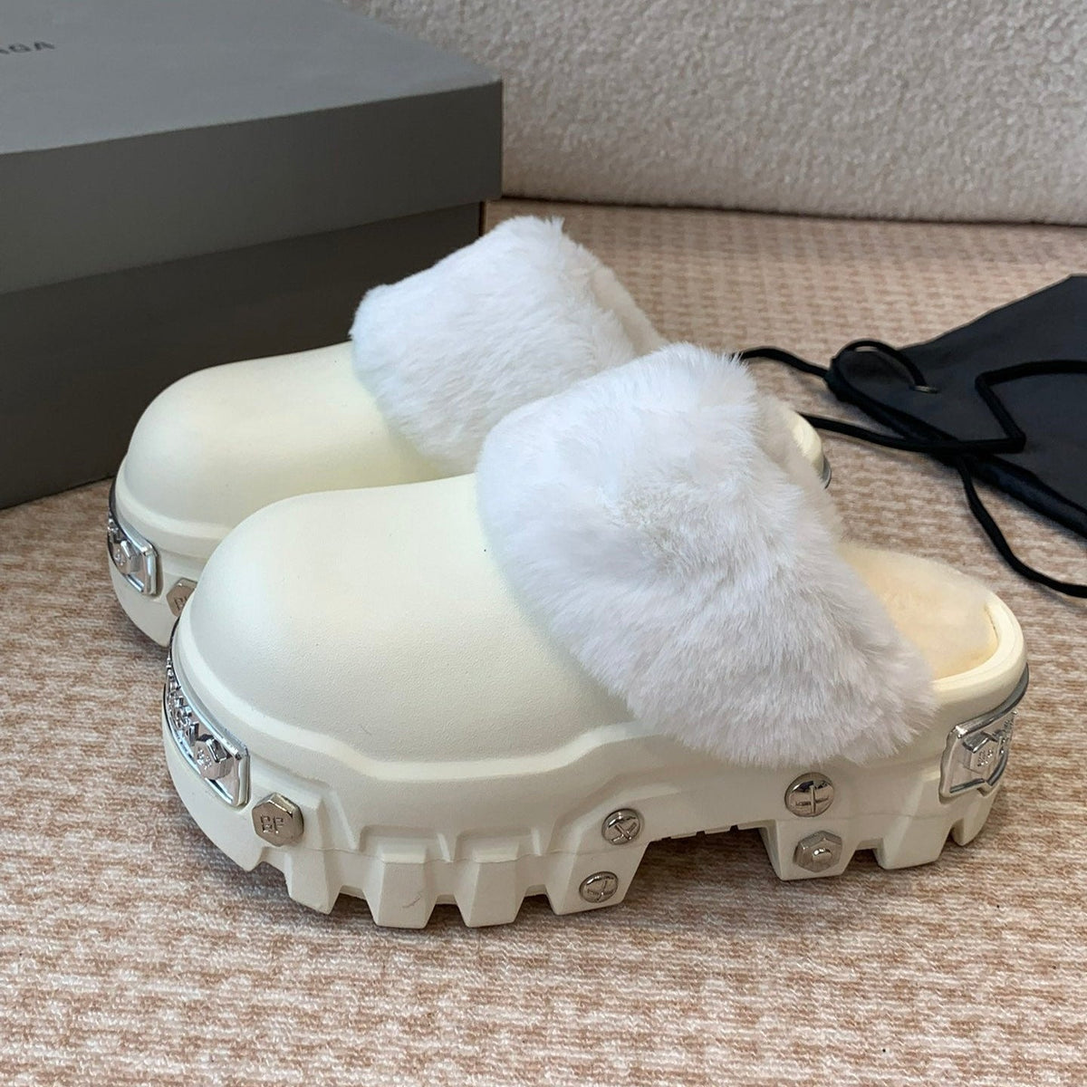 PLATFORM MULES IN BEIGE RUBBER MIX RABBIT FUR SILVER HARDWARE