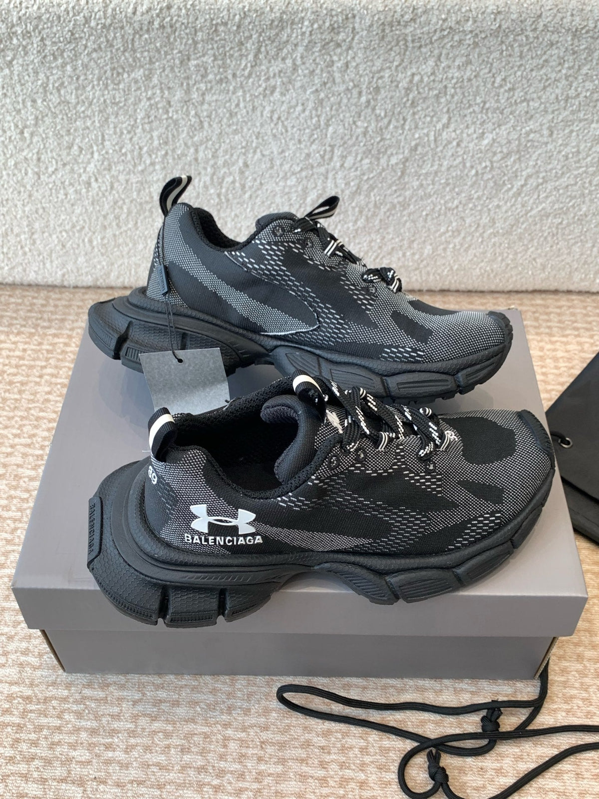 UNDER ARMOUR 3XL KNIT SNEAKER IN BLACK AND WHITE POLYESTER
