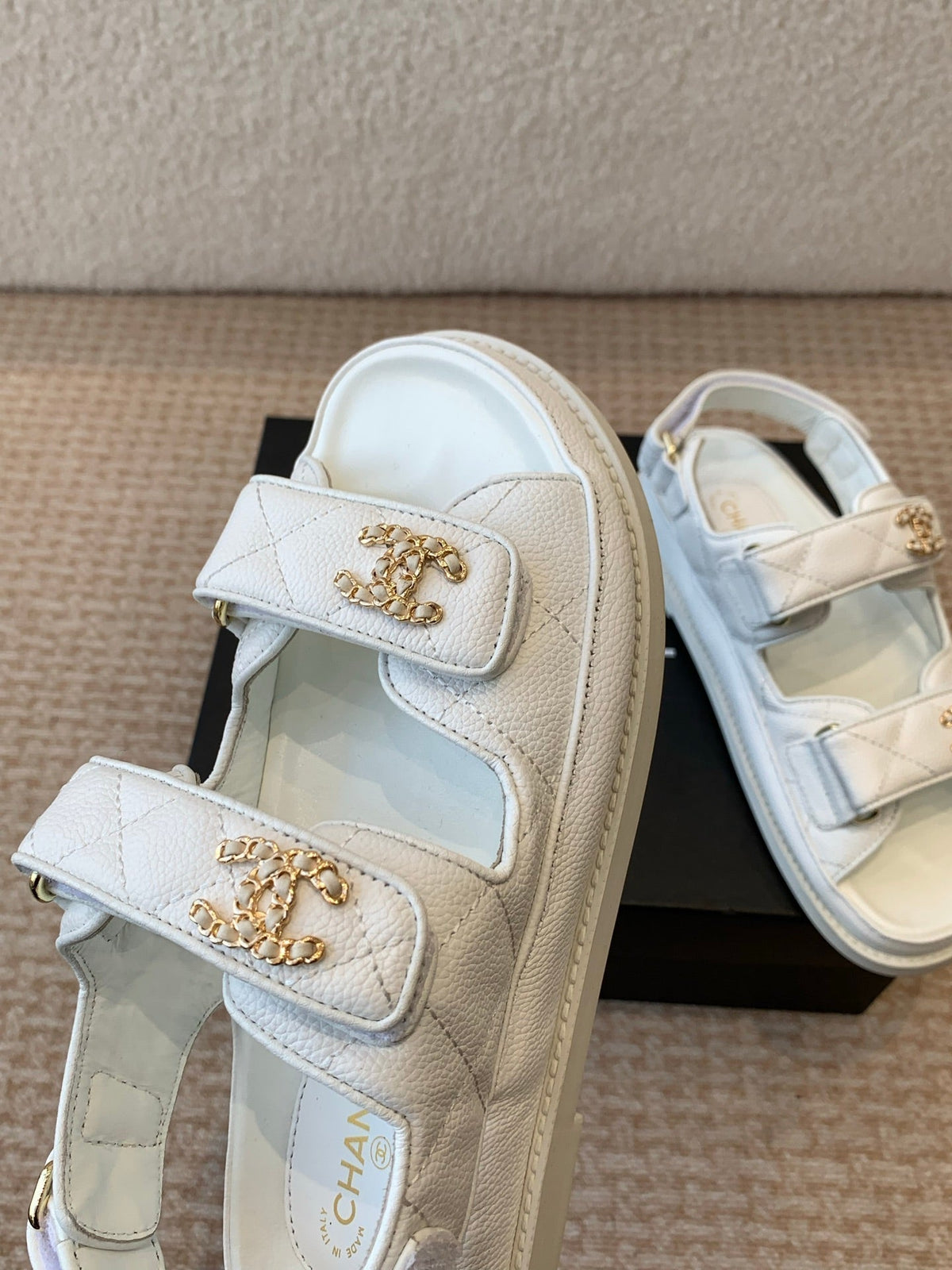 DAD SANDAL IN WHITE SHEEPSKIN