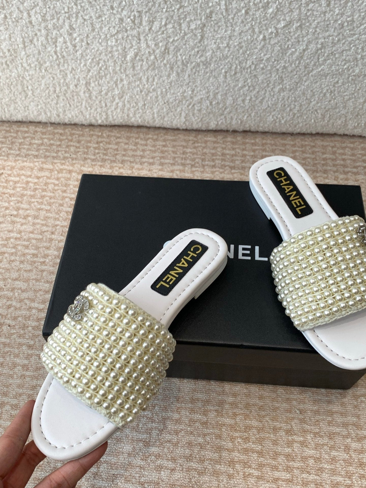 FLAT SLIDE IN WHITE LAMBSKIN WITH PEARLS