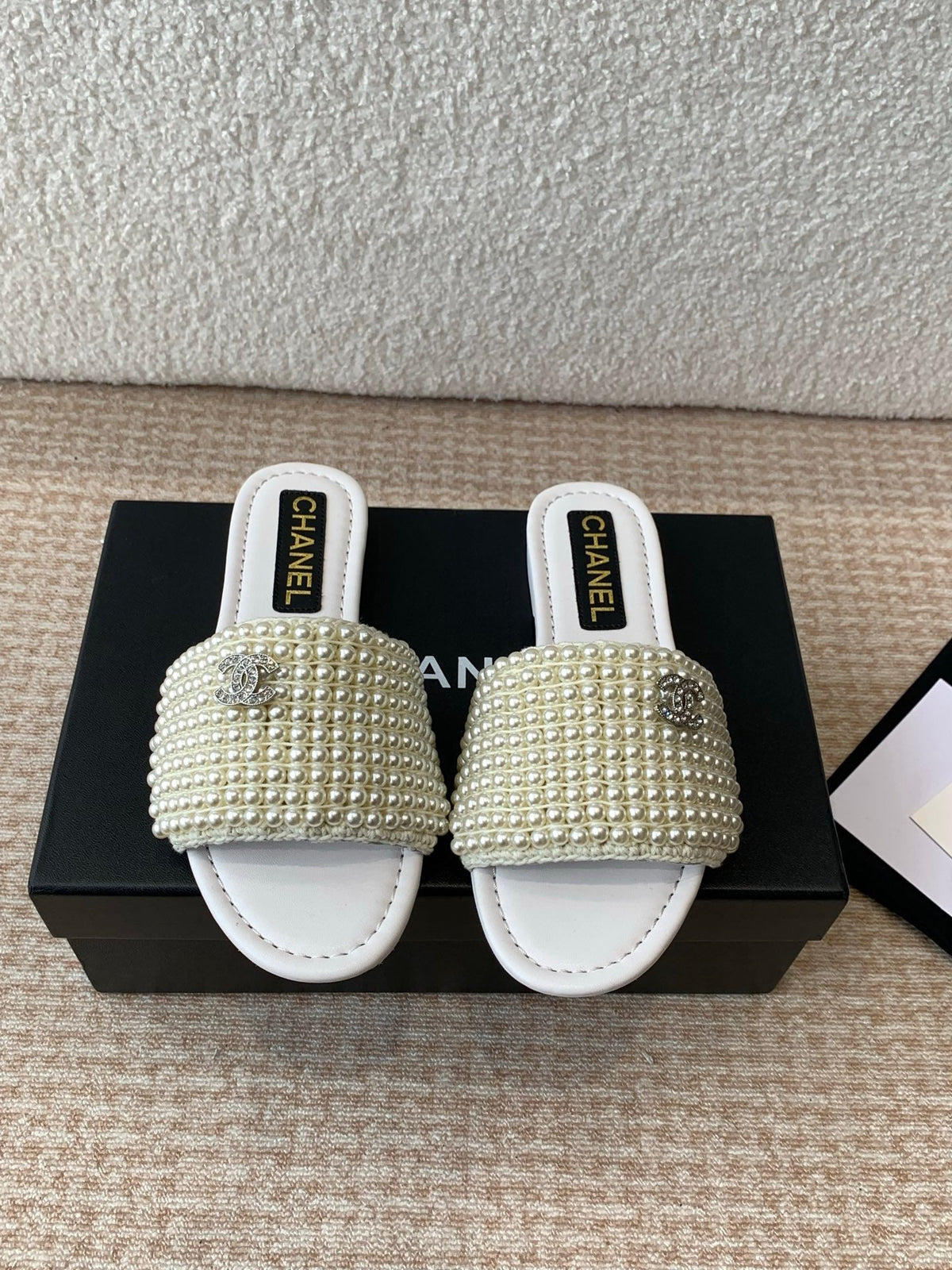 FLAT SLIDE IN WHITE LAMBSKIN WITH PEARLS