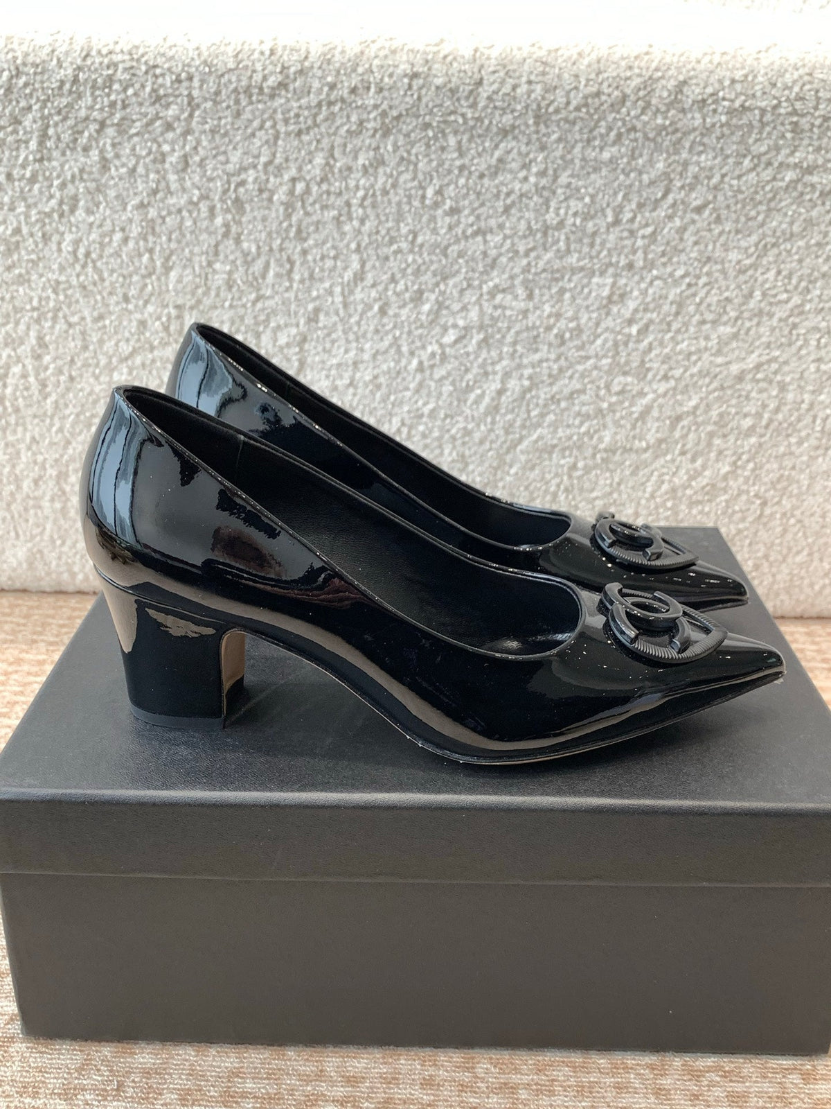 MID-HEEL PUMPS IN BLACK PATENT CALFSKIN